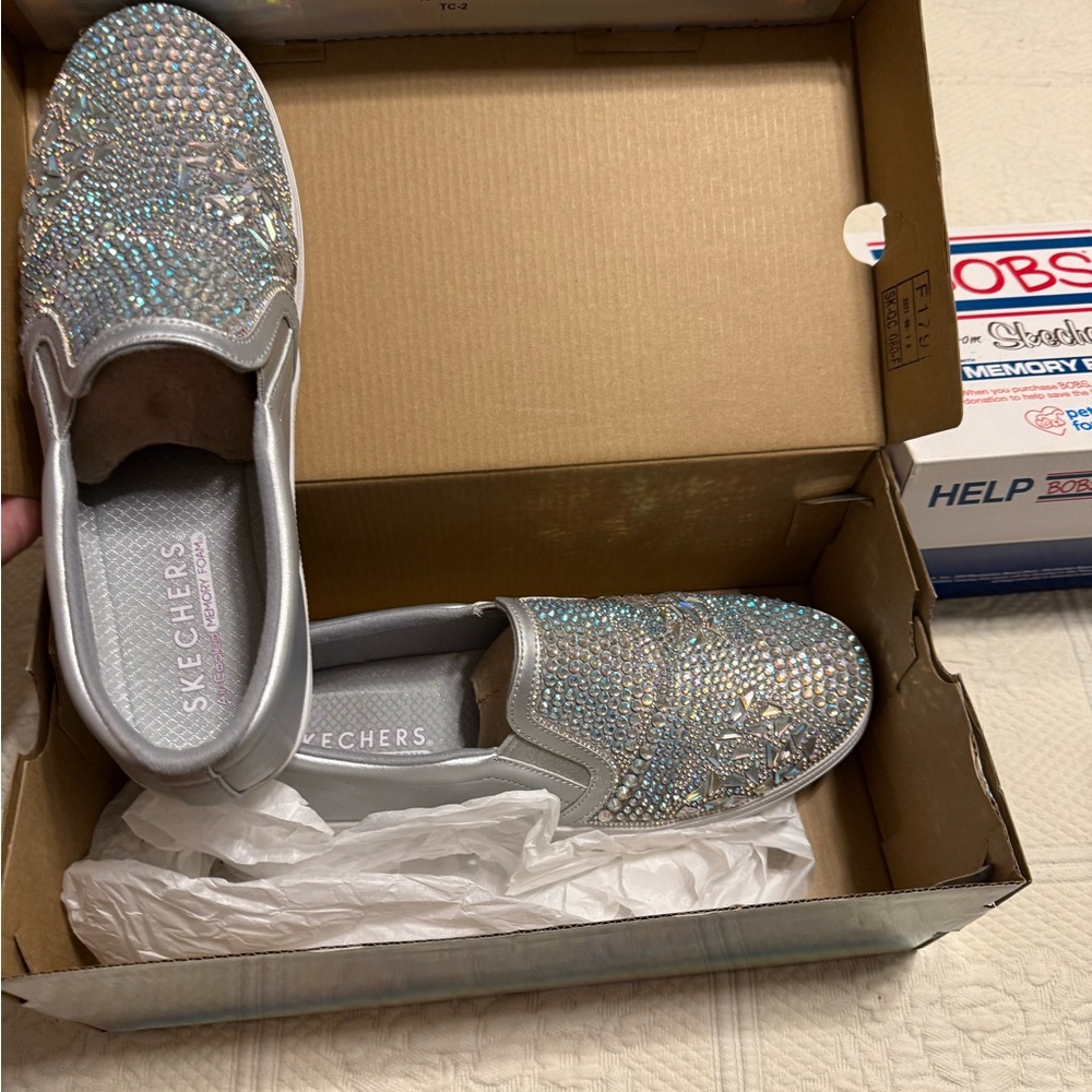 Women’s Skechers Size 10 Silver